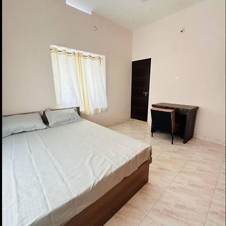 Home At Guruvayur 2 Ac Room,1 Single Bed,Kitchen Buitenkant foto