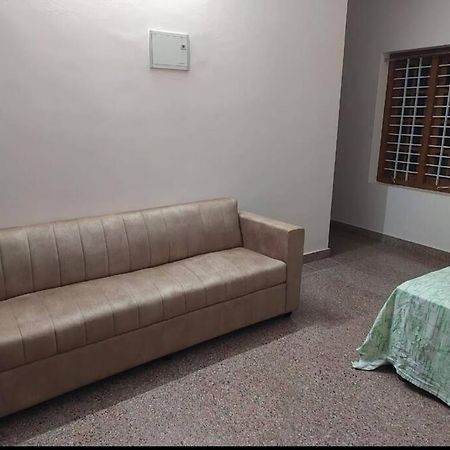 Home At Guruvayur 2 Ac Room,1 Single Bed,Kitchen Buitenkant foto