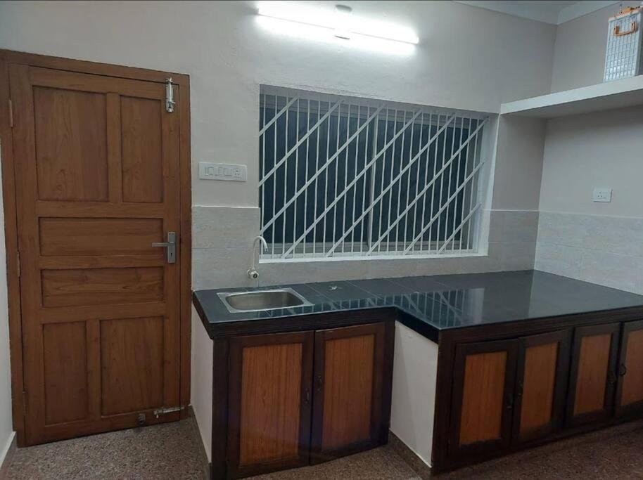 Home At Guruvayur 2 Ac Room,1 Single Bed,Kitchen Buitenkant foto