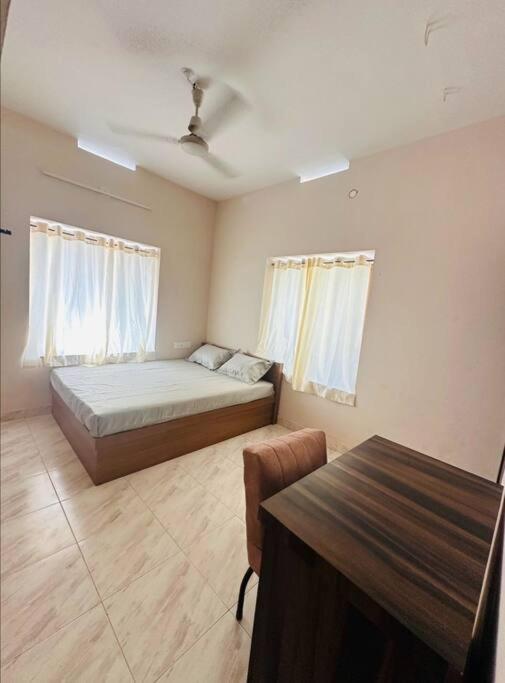 Home At Guruvayur 2 Ac Room,1 Single Bed,Kitchen Buitenkant foto