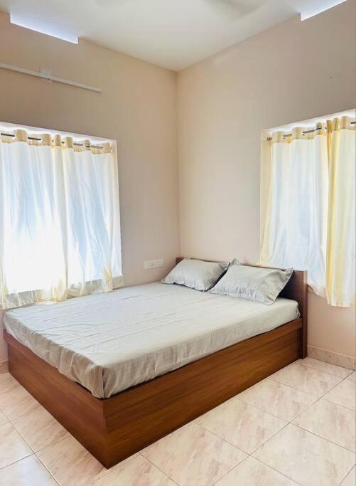 Home At Guruvayur 2 Ac Room,1 Single Bed,Kitchen Buitenkant foto